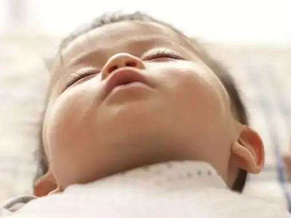 杭州助孕中介qq群：1至12个月婴儿的黄疸是一个交